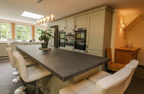 Killin Cottage | Pet-Friendly Retreat with Hot Tub in Killin, Scotland