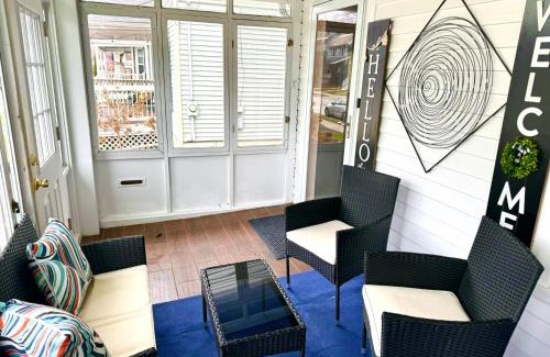 Lakewood Apartment | Discover The House Hotel Elmwood: Pet-Friendly Retreat