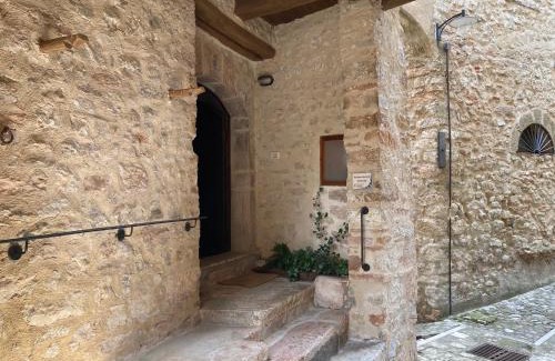 Campello sul Clitunno House | Oceanfront Escape at The House in the Castle