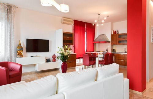 Borgo Milano Apartment | Inviting House in the Sky - Spacious Attic with Amenities