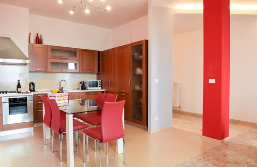 Borgo Milano Apartment | Inviting House in the Sky - Spacious Attic with Amenities