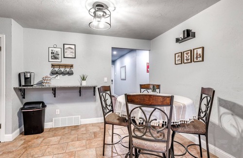 South Oklahoma City House | Experience The House of Cards: Rated 9.4/10 & Pet Friendly