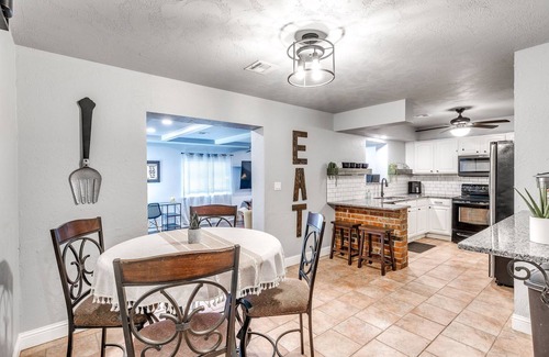 South Oklahoma City House | Experience The House of Cards: Rated 9.4/10 & Pet Friendly