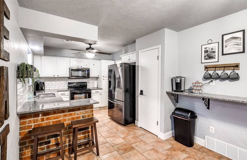 South Oklahoma City House | Experience The House of Cards: Rated 9.4/10 & Pet Friendly