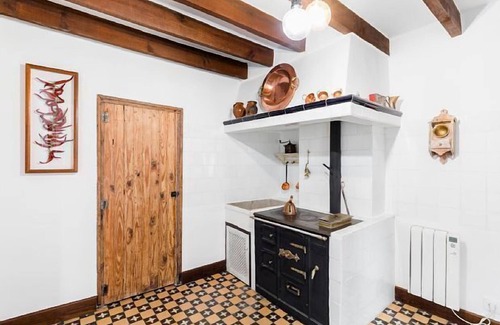 Candeleda Cottage | Pet-Friendly Holiday House for 6 with Spa & Child Amenities