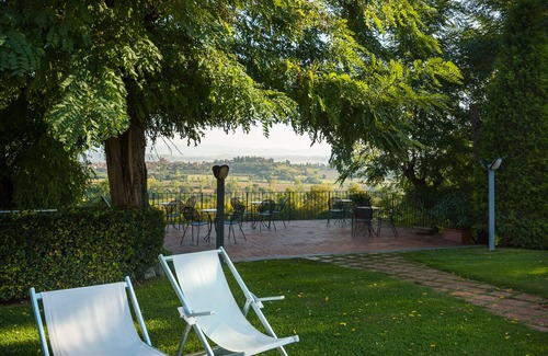 Acquaviva Apartment | Top-Rated House of Oaks: Rustic Retreat with Ocean Views