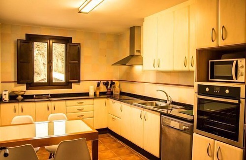 Albarracin Cottage | Pet-Friendly Retreat at The House of the Quesery - 9.8/10