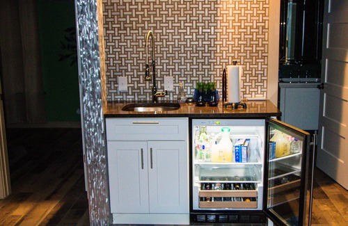 Cardinal Hills Estates House | Discover The House On The Hill: Pet Friendly & Spa Amenities