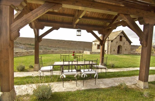 Satue Cottage | Top-Rated El Pallarón: Relax by the Pool and Lake View