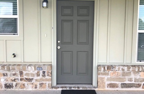 Tyler House | Pet-Friendly Escape at The Howdy, Apartment C - Guest Rated 9.8