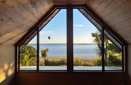 Collingwood House | Experience Oceanfront Bliss at The Hub Summary: Kiwi