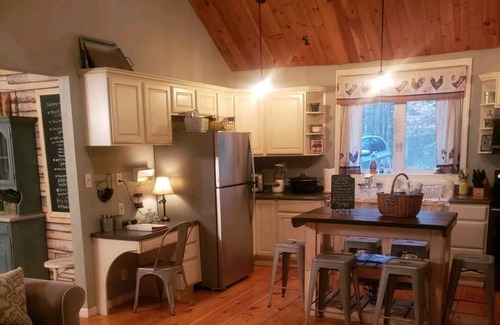 Corinth House | Waterfront Hudson Hideaway with Spa & Hot Tub Amenities
