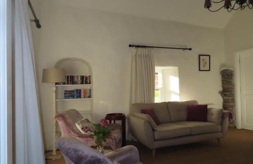 Woodford House | Book Your Stay at The Humble Daisy - Pet Friendly & Top Rated
