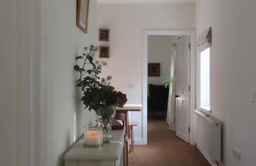 Woodford House | Book Your Stay at The Humble Daisy - Pet Friendly & Top Rated