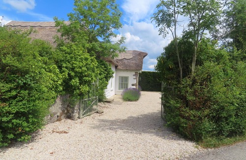 Woodford Cottage | Pet-Friendly Retreat at The Humble Daisy in Galway