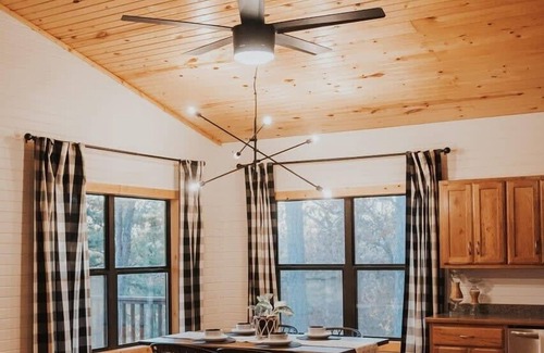 Pelsor House | Idyllic Hummingbird Haven: Guest Rated 10/10 Retreat