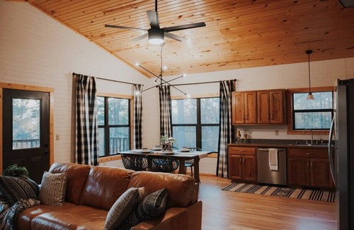 Pelsor House | Idyllic Hummingbird Haven: Guest Rated 10/10 Retreat