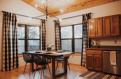Pelsor House | Idyllic Hummingbird Haven: Guest Rated 10/10 Retreat