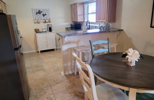 Ozona House | Hummingbird Retreat: Pet-Friendly Getaway with Breakfast