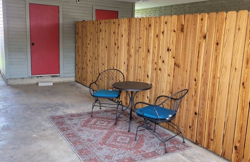 Ozona House | Hummingbird Retreat: Pet-Friendly Getaway with Breakfast