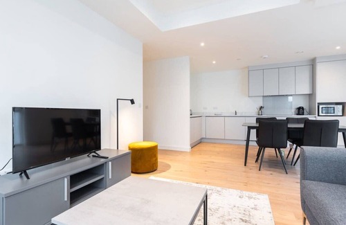 Sutton Cross Apartment | Discover The Hunt: Oceanfront Stay with Breakfast Included