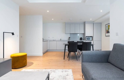 Sutton Cross Apartment | Discover The Hunt: Oceanfront Stay with Breakfast Included