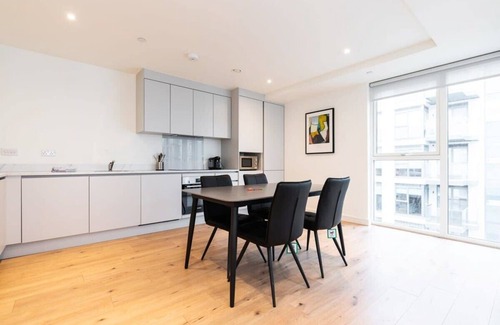 Sutton Cross Apartment | Discover The Hunt: Oceanfront Stay with Breakfast Included