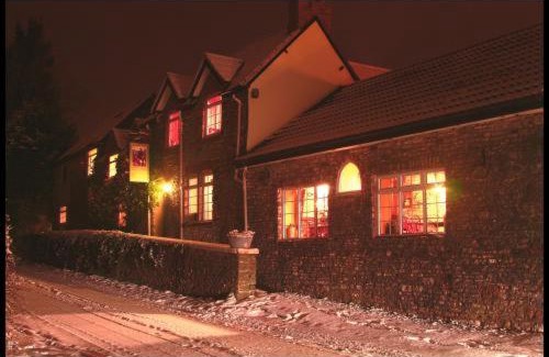 Cameley Hotel | Pet-Friendly Getaway at The Hunters Rest Inn - 4 Stars