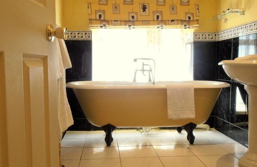 Cameley Hotel | Pet-Friendly Getaway at The Hunters Rest Inn - 4 Stars