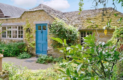 Little Rissington House | Relaxing Getaway at The Hunting Lodge with Pool Access
