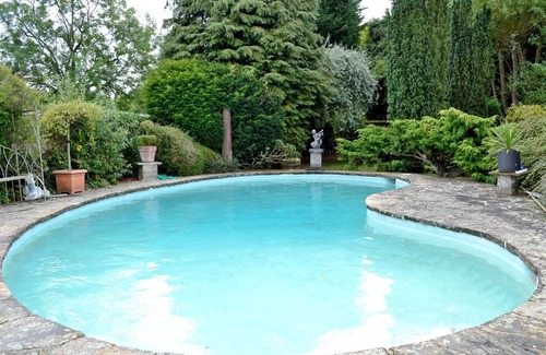 Little Rissington House | Relaxing Getaway at The Hunting Lodge with Pool Access