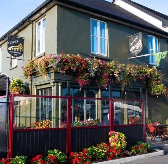 Galway City Centre Hotel | Inviting Stays at The Huntsman Inn with Kitchen & Hot Tub