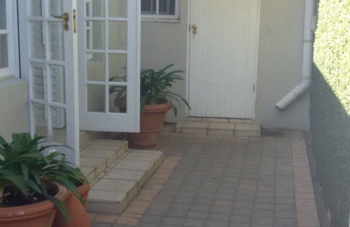 Greater Johannesburg Metropolitan Area Cottage | Top-Rated The Hurst Self Catering Cottage with Pool & Kitchen