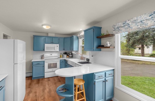 Husum House | Discover The Husum House: Pet-Friendly Stay by White Salmon