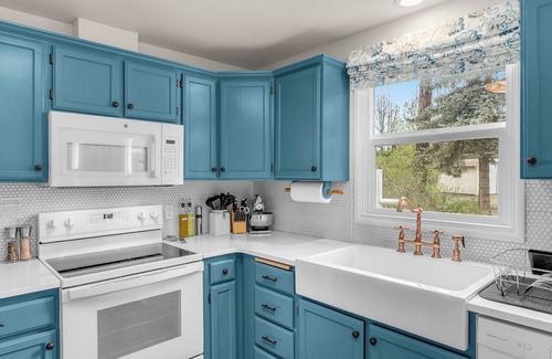 Husum House | Discover The Husum House: Pet-Friendly Stay by White Salmon