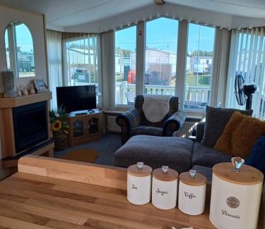 Skegness Resort | 'THE HUT' 4 berth Caravan with cot bed