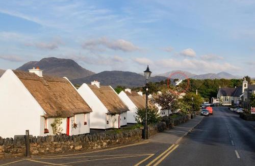 Tullycross Apartment | Pet-Friendly Retreat at The Hut at Baywatch B&B