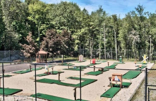 Pocono Summit Apartment | Delightful 4 BD Lakeside Retreat with Game Room & Sauna