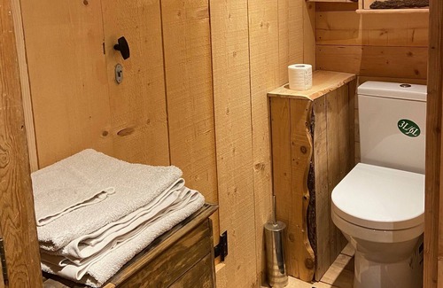 Apt Cabin | Discover Family-Friendly Comfort at The Hut of Happiness