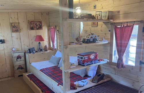 Apt Cabin | Discover Family-Friendly Comfort at The Hut of Happiness