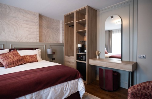 Watford Hotel | Discover The Hyde @ Dunnings Bar: Family-Friendly Retreat