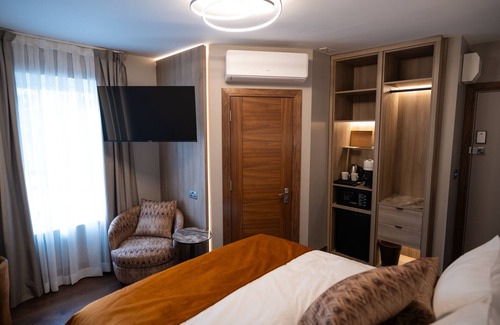Watford Hotel | Discover The Hyde @ Dunnings Bar: Family-Friendly Retreat