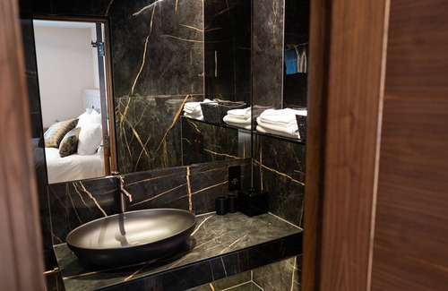 Watford Hotel | Discover The Hyde @ Dunnings Bar: Family-Friendly Retreat