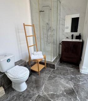 Santa Isabel Bed & Breakfast | Cozy Hygge Lisbon Suites - Estrela with Restaurant & Kitchen