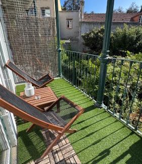 Santa Isabel Bed & Breakfast | Cozy Hygge Lisbon Suites - Estrela with Restaurant & Kitchen