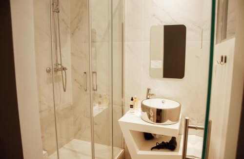 Santa Isabel Bed & Breakfast | Cozy Hygge Lisbon Suites - Estrela with Restaurant & Kitchen