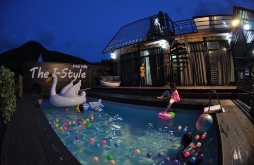 Sattahip House | Enjoy The I-style Pool Villa with Top Amenities & 10/10 Rating