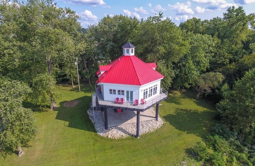 Prospect House | Unforgettable Captain's Nest on the Ohio River with Breakfast