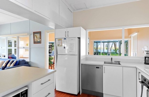 Sanctuary Point House | Waterfront Retreat with Retro Charm & Free WiFi - Rated 9.8