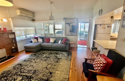 Sanctuary Point House | Waterfront Retreat with Retro Charm & Free WiFi - Rated 9.8